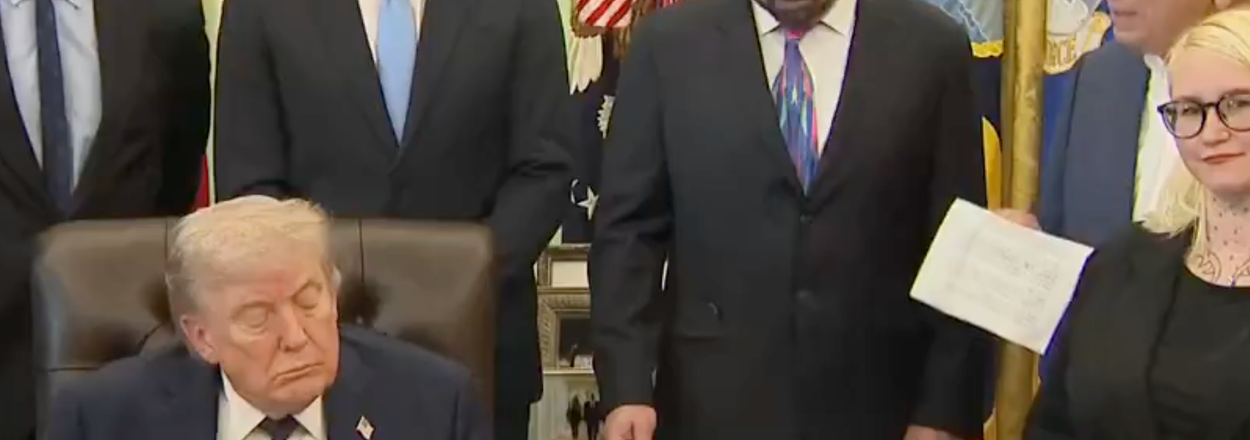 "Geriatric Piece Of Sh*t": Everyone Is Saying The Same Thing About This Viral Clip Of Trump Seemingly Taking A Snooze During An Oval Office Meeting
