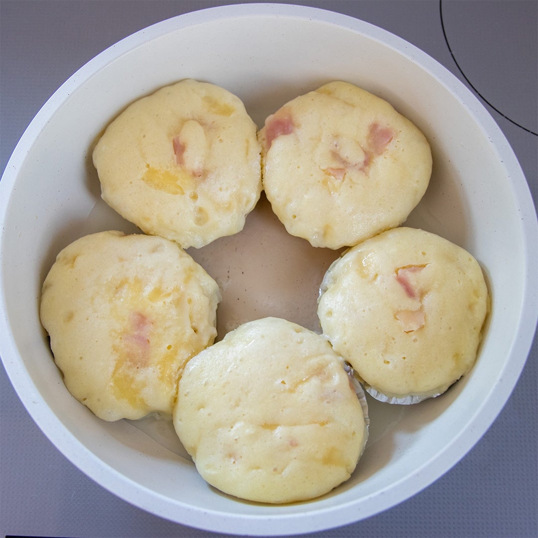 5個の蒸しパンがフライパンに入っている。
