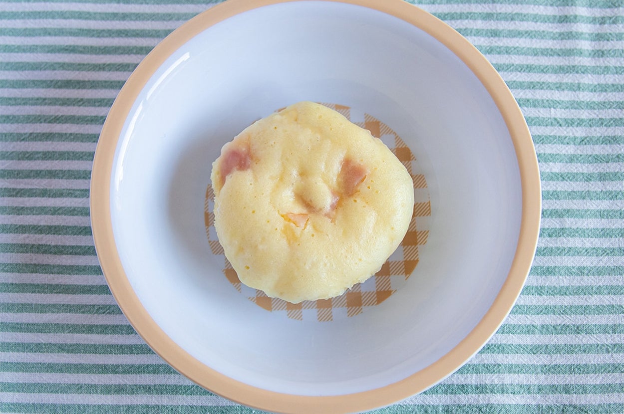 皿にのった蒸しパンがしま模様の布の上に置かれている。