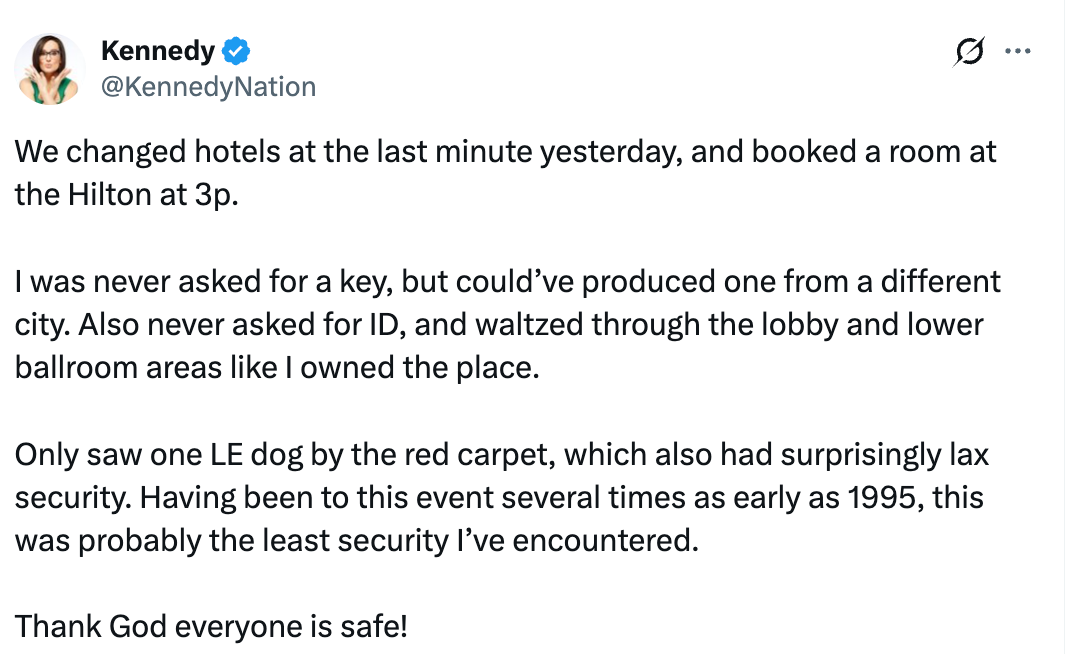 Tweet av KennedyNation som beskriver et hotellbytte i siste liten, slapp sikkerhet og bekymring for bare å se én politihund