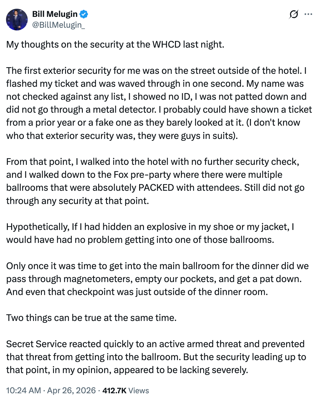 Sammendrag av Bill Melugins tweet om sikkerhet ved WHCD: Han hadde minimal sikkerhet før han gikk inn på hotellet, men strengere tiltak inne. Han foreslår at samme nivå bør gjelde utenfor
