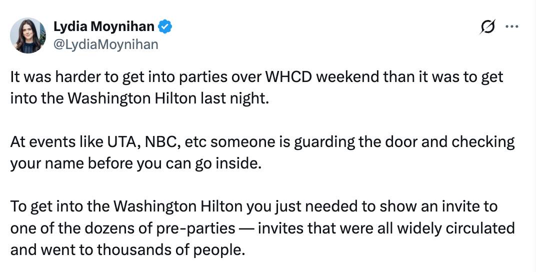 Tweet av Lydia Moynihan som beskriver vanskeligheter med innreise til fester under WHCD-helgen sammenlignet med å komme inn på Washington Hilton, og noterer invitasjonssirkulasjon