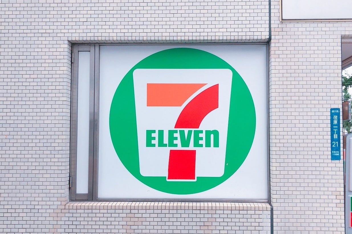 セブンイレブンのロゴが店舗の外壁に表示されています。