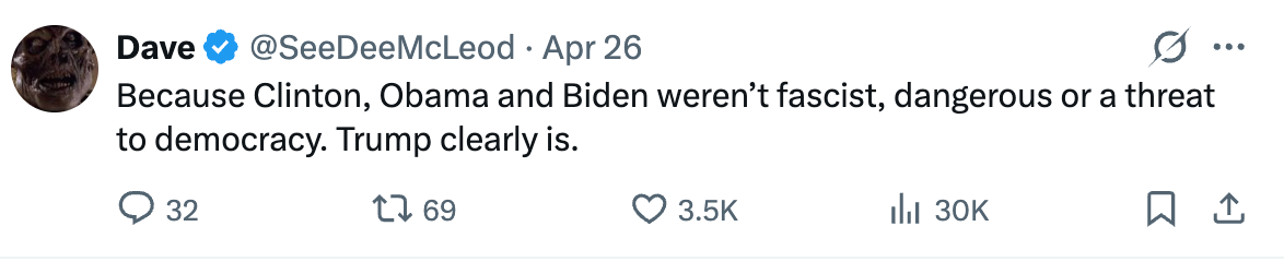 Tweet som sier at Trump er en trussel mot demokratiet, i motsetning til Clinton, Obama og Biden