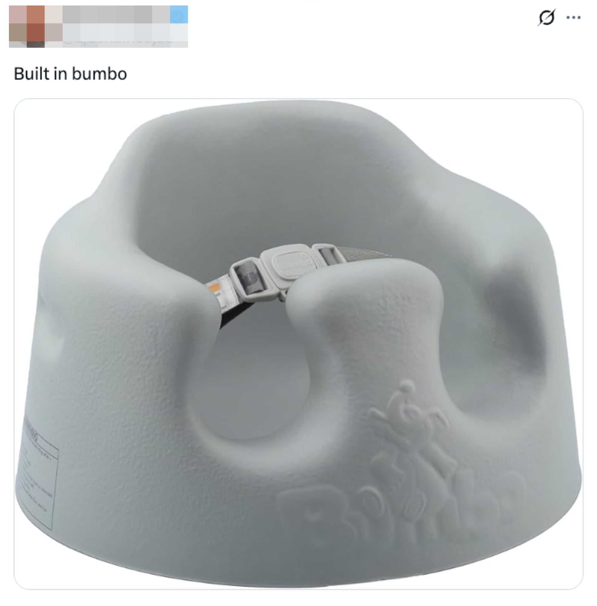Det vises et grått Bumbo babysete med innebygde sikkerhetsstropper