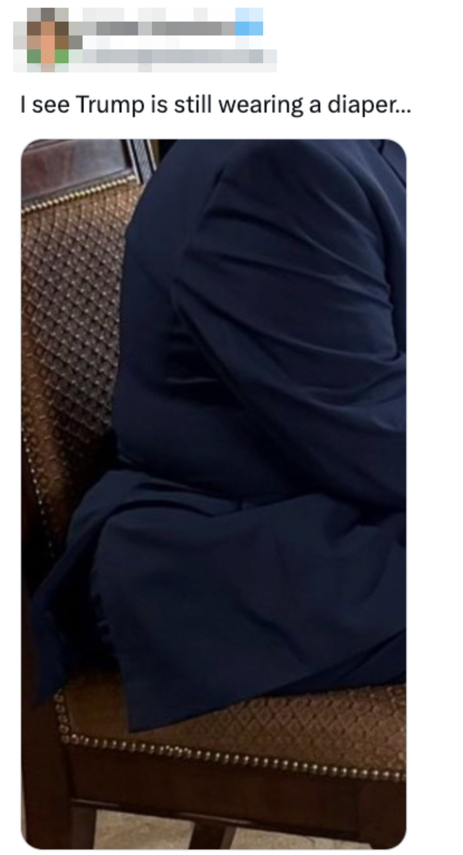 En person som sitter i en dress dukker opp bakfra, med en humoristisk tweet om å ha på seg en bleie over seg