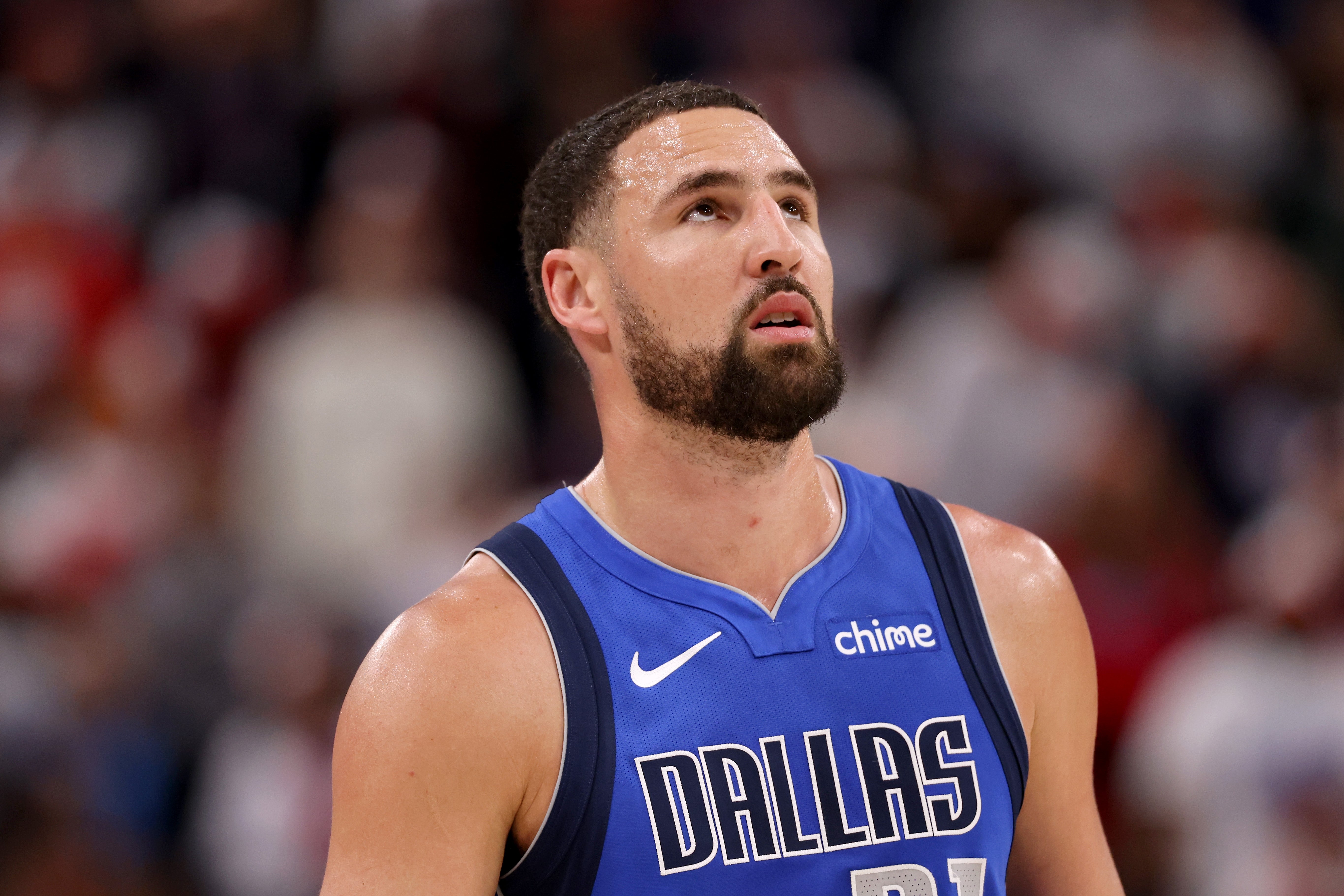 Basketball subordinate    looking upward during a game, wearing a Dallas jersey