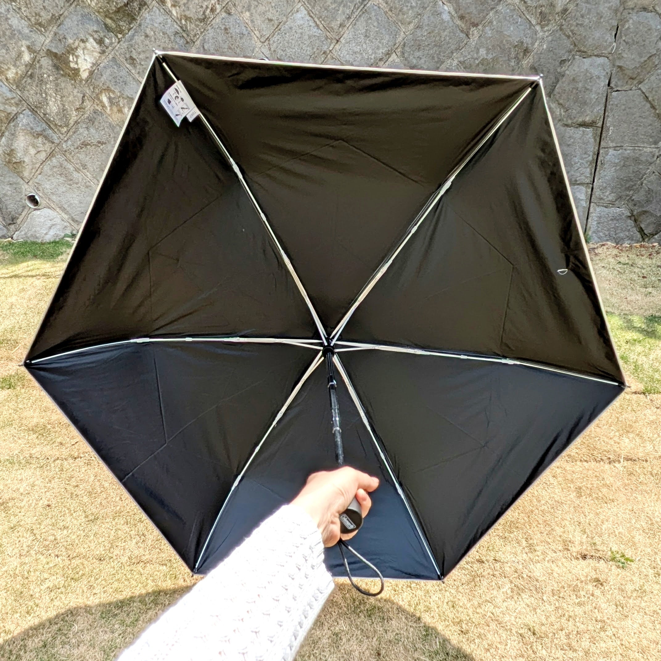 SNSで話題の『入手困難な日傘』が日陰を持ち歩いてるみたいで快適なの