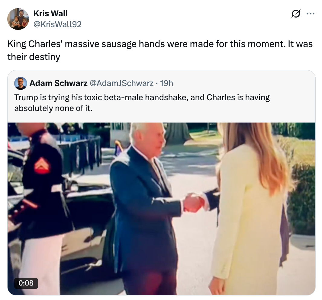 Sosiale medier-innlegg sammenligner på humoristisk vis kong Charles' håndtrykk med Trumps håndtrykkstil, og kaller det
