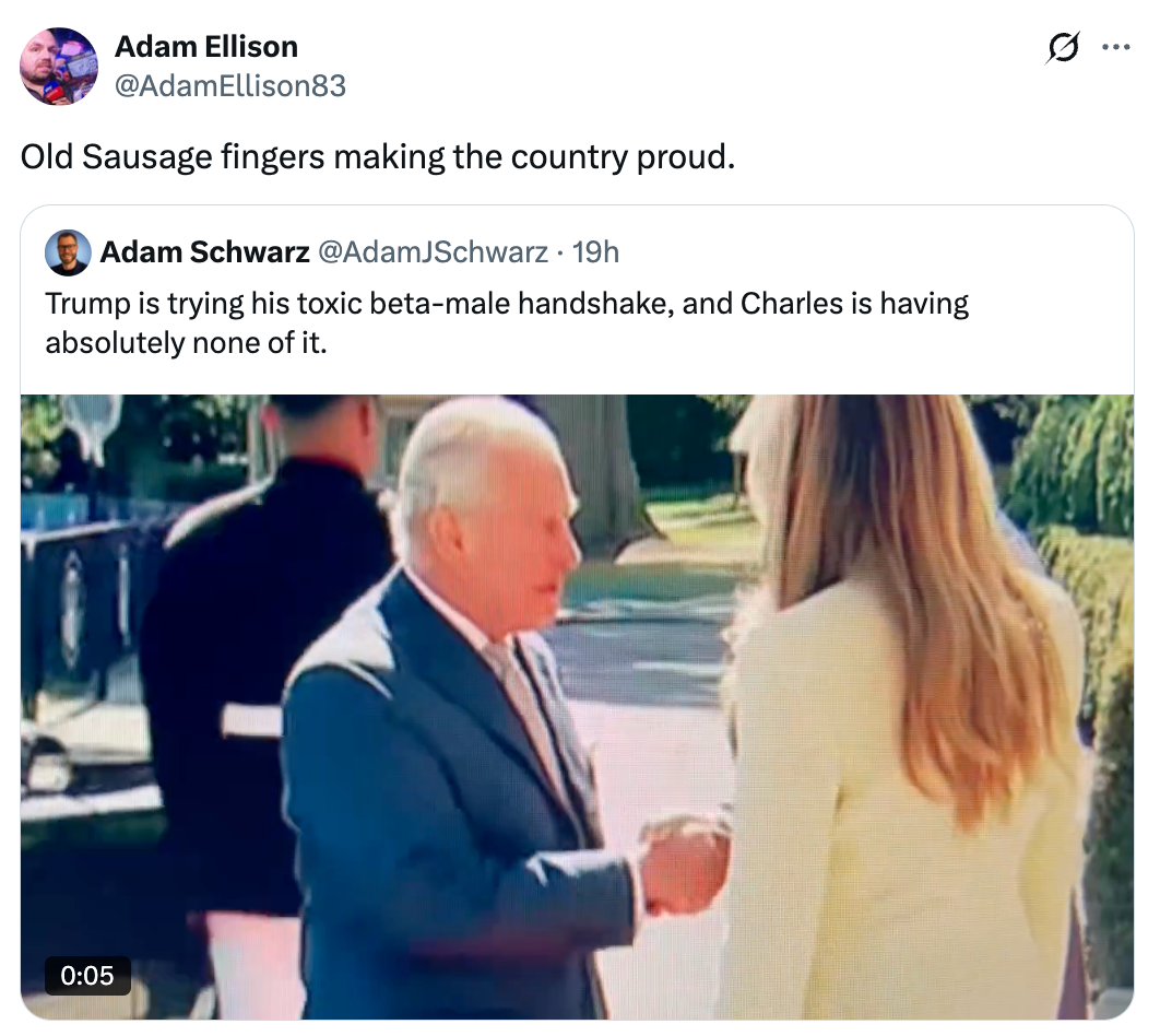 Tweet viser et bilde av to personer som håndhilser utendørs, med en humoristisk bildetekst som refererer til håndtrykkstilen