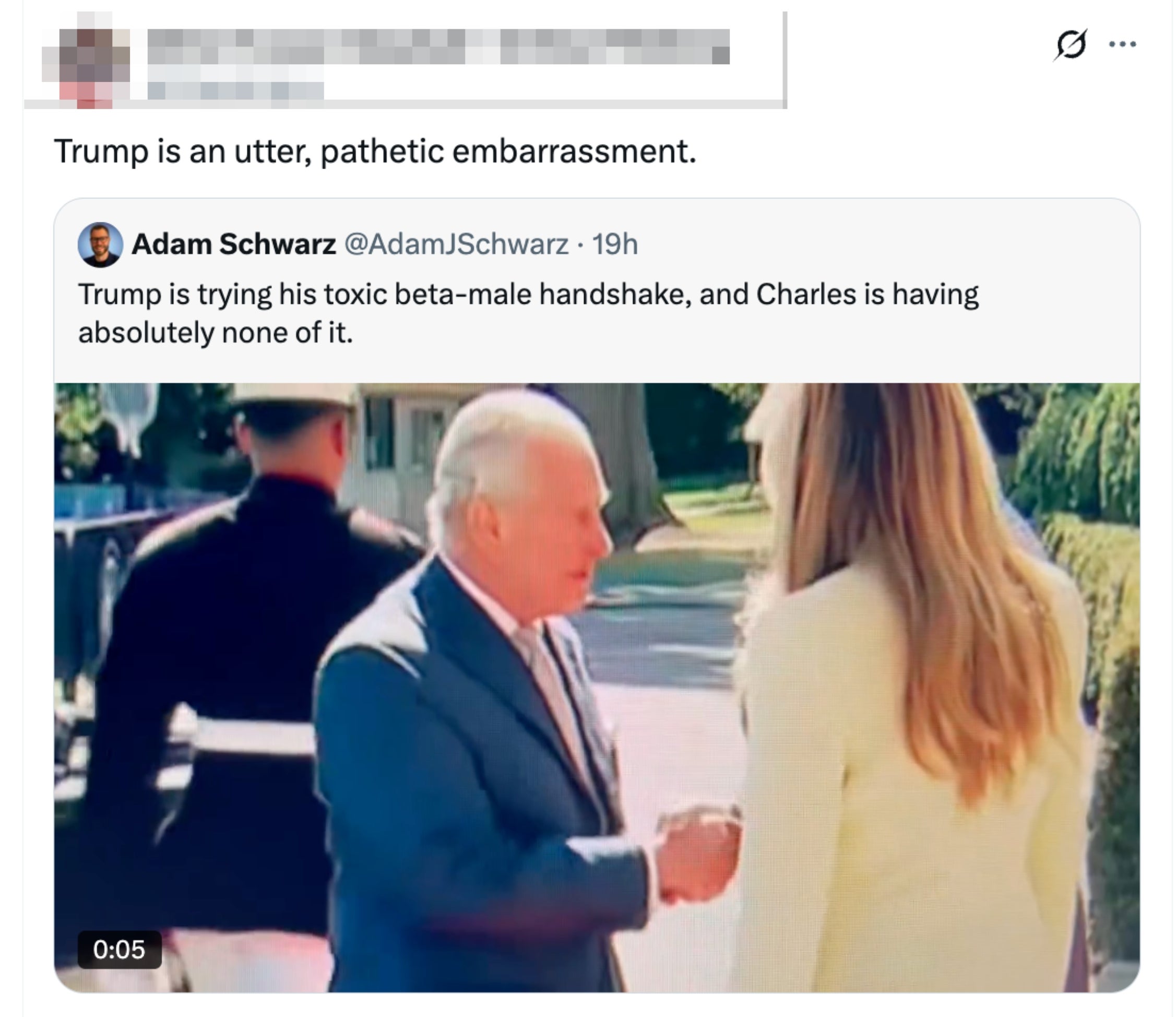 Skjermbilde av en tweet som kritiserer Trump med et bilde av ham håndhilse, beskrevet som å ha et