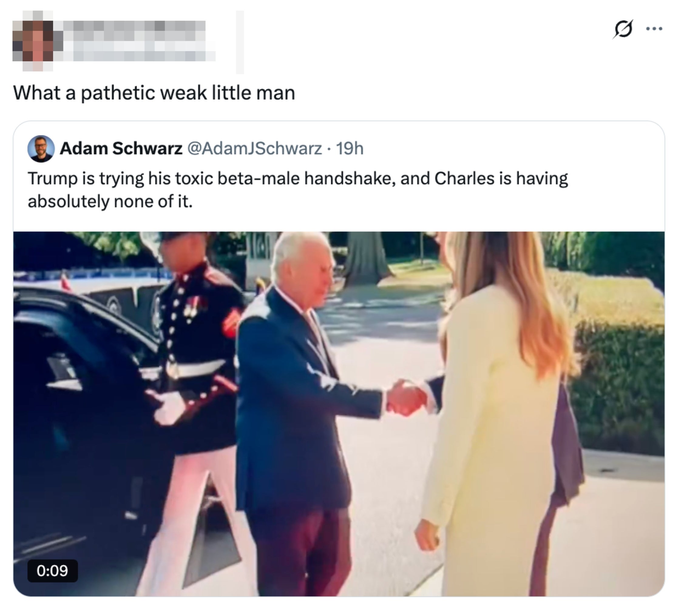 Skjermbilde av en tweet som viser to menn som hilser på en kvinne ved siden av en bil. Bildeteksten kritiserer en av mennene