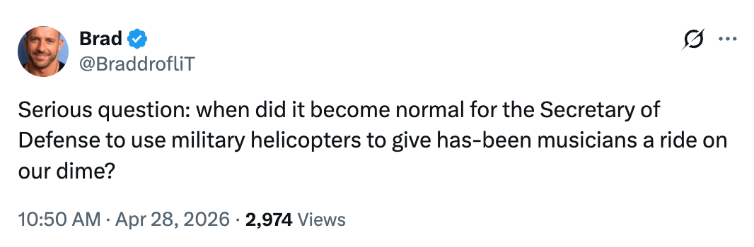 Tweet av Brad som stiller spørsmål ved forsvarsministerens bruk av militærhelikoptre for å transportere musikere