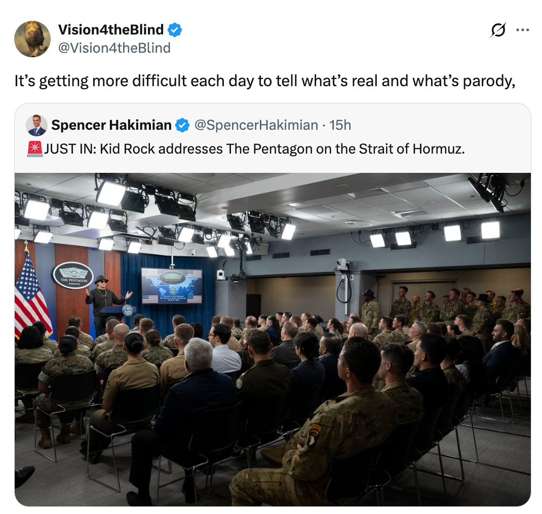 En tweet viser et falskt briefingrom med en tilfeldig kledd som henvender seg til militært personell, og fremhever de uskarpe linjene mellom virkelighet og parodi