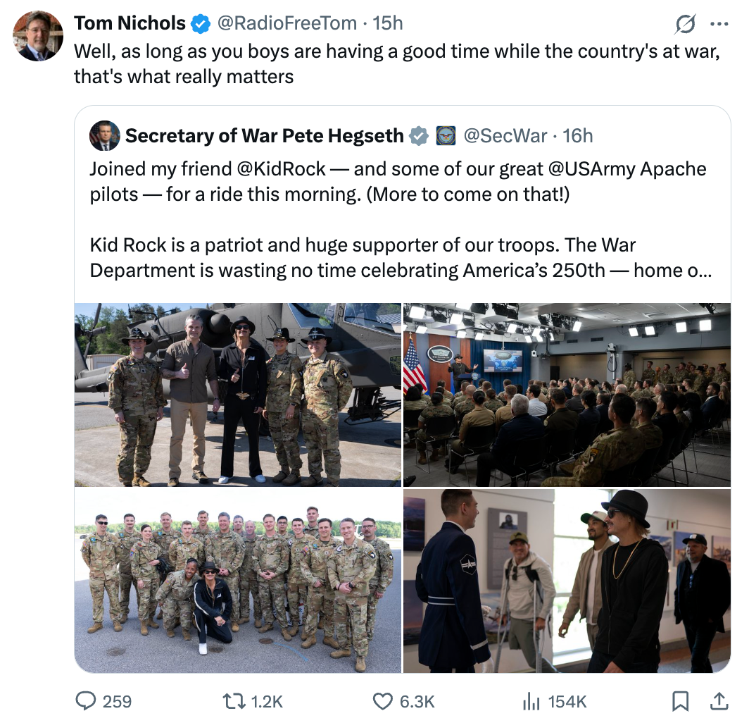 Bildet viser tweets som kritiserer feiringer av militært personell mens landet er i krig, med tilhørende bilder av hendelsen