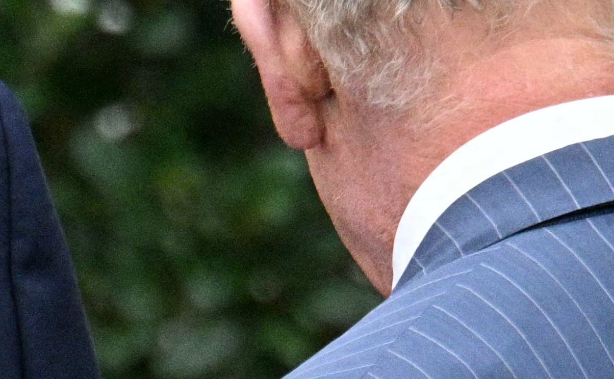 Et enda nærmere nærbilde av håndtrykket som viser sminke på Trumps hånd