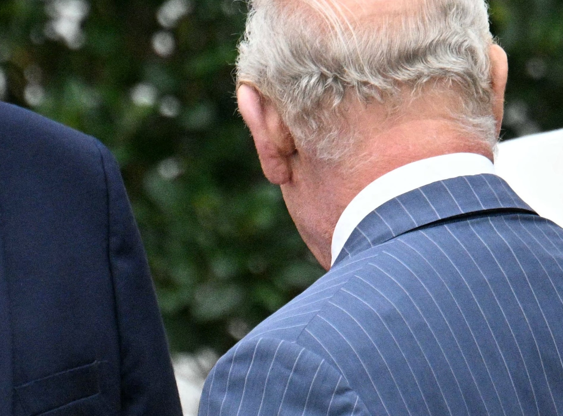 Et nærbilde av håndtrykket som viser sminke på Trumps hånd