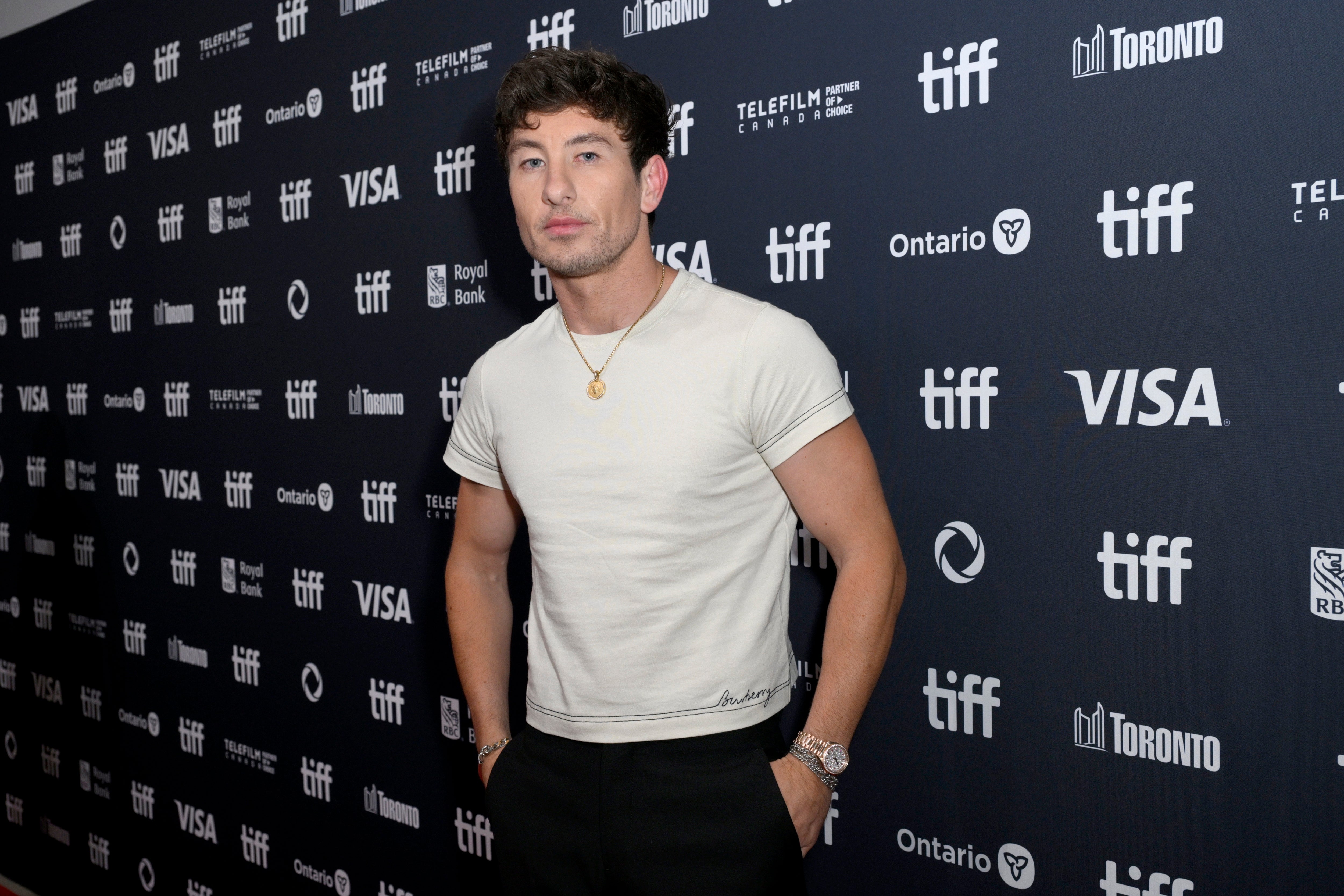 A idiosyncratic   poses connected  the reddish  carpet astatine  the Toronto International Film Festival, wearing a casual tee and pants