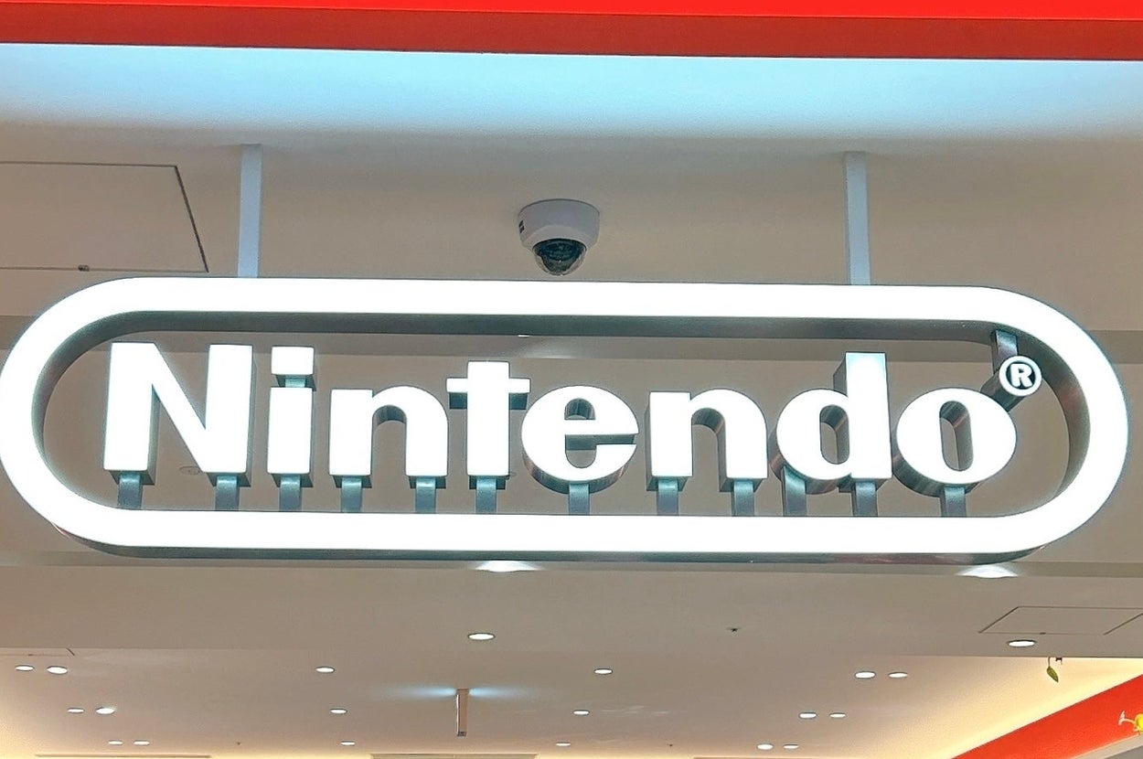 店内の天井に設置された「Nintendo」ロゴサイン。下には多くの来店客が集まっている。