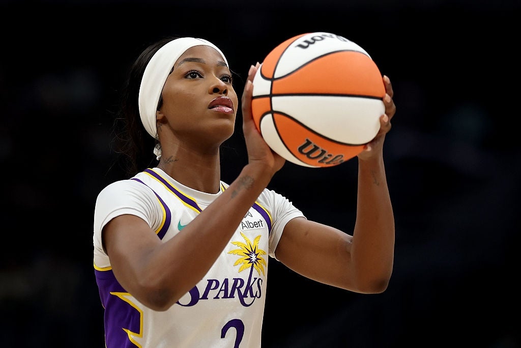Basketballspiller som har på seg en Sparks-trøye forbereder seg på å skyte et frispark under en kamp