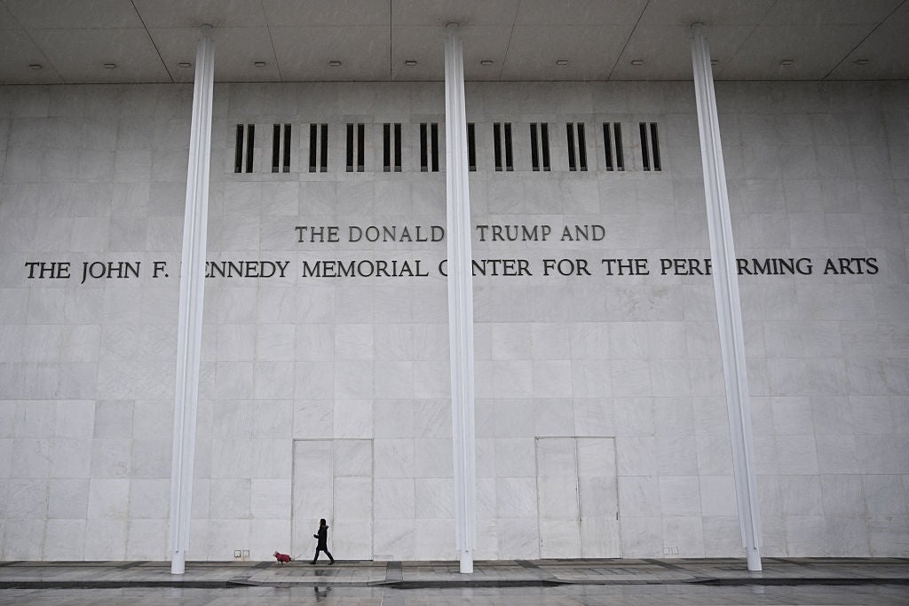 En person går tur med hund utenfor John F. Kennedy Center for Performing Arts