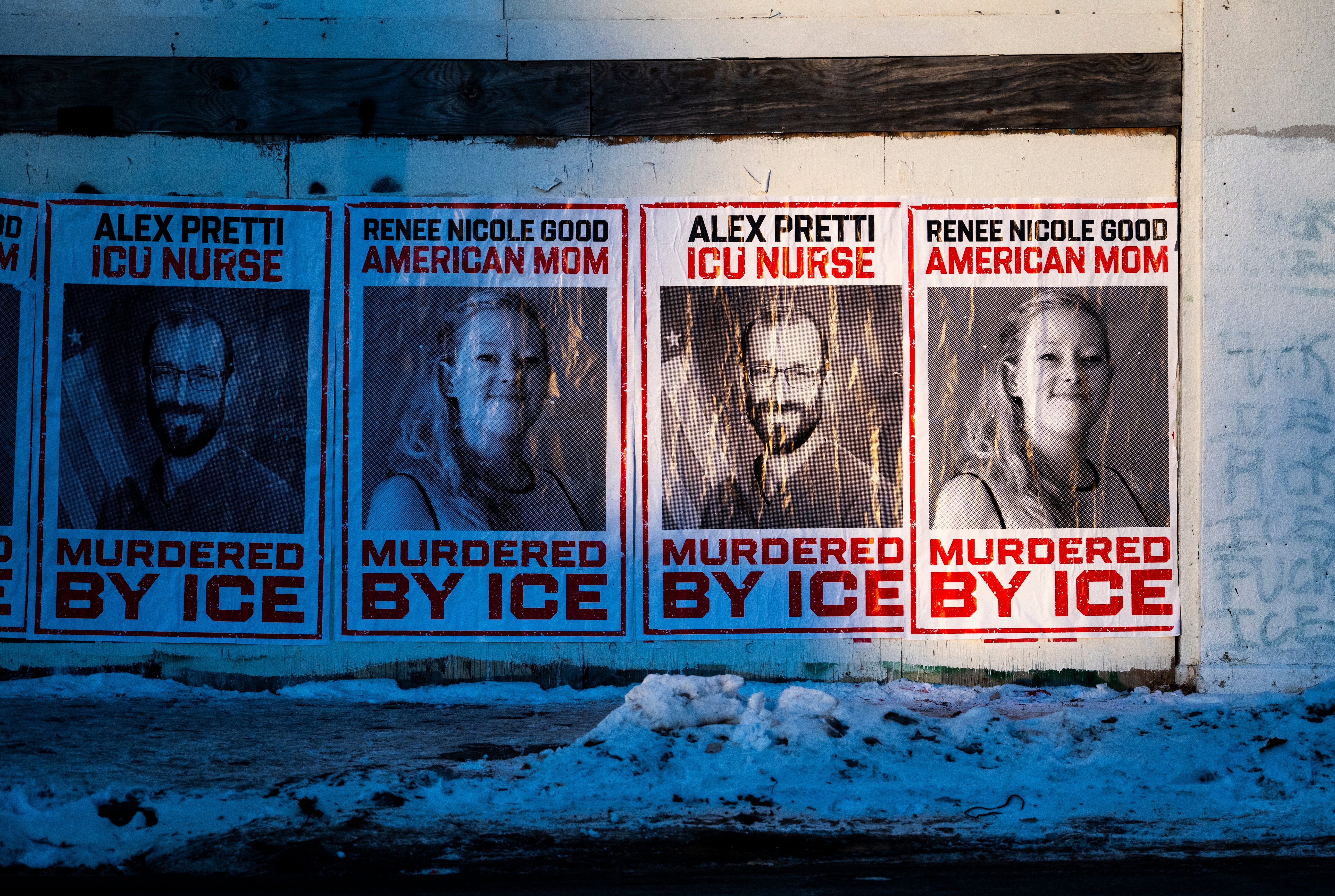 På plakater på en vegg står det