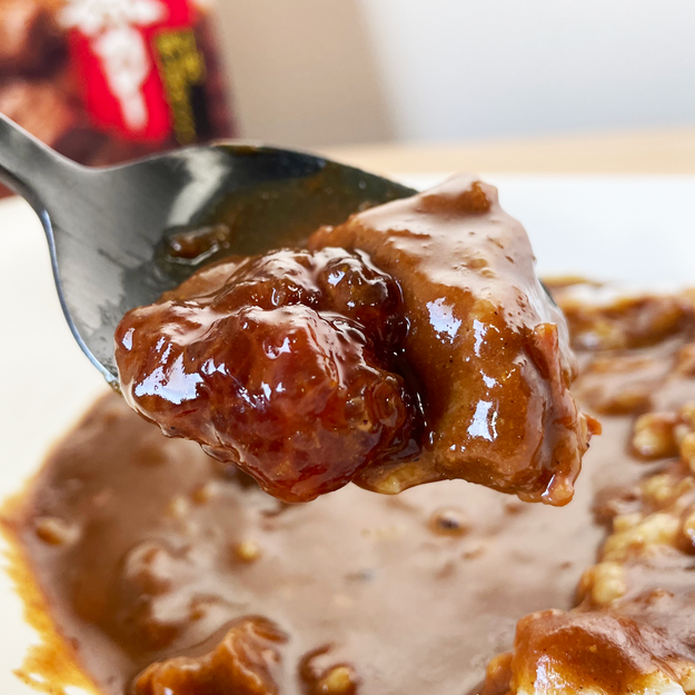 ハウス「とろうま牛角煮カレー」。スプーンでカレーライスをすくい上げたシーンのクローズアップ写真。