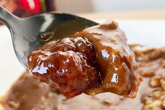 ハウス「とろうま牛角煮カレー」。スプーンでカレーライスをすくい上げたシーンのクローズアップ写真。