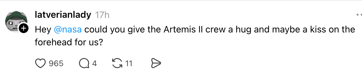 En tweet som ber NASA om å gi Artemis II-mannskapet en klem og et kyss på pannen fra brukeren