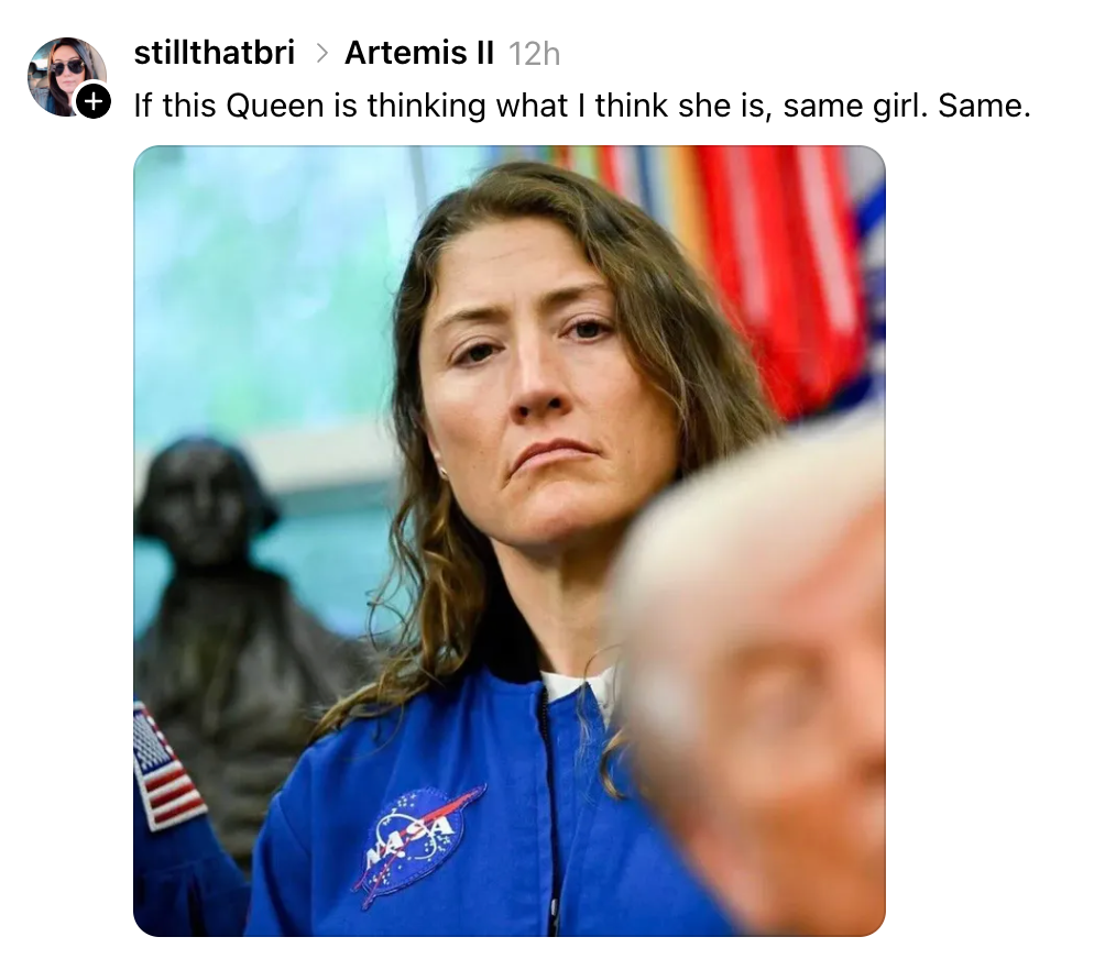 Astronaut i en NASA-uniform med et fokusert uttrykk, stående foran flagg, med teksten