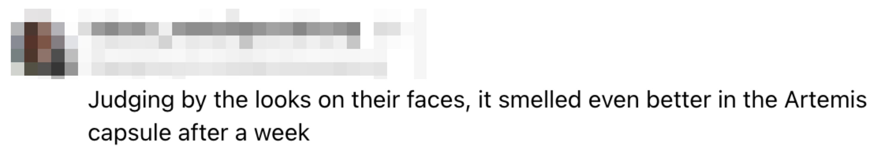 Kommentar som diskuterer opplevelsen inne i Artemis-kapselen, og antyder humoristisk at den luktet bedre etter en uke, basert på ansiktsuttrykk