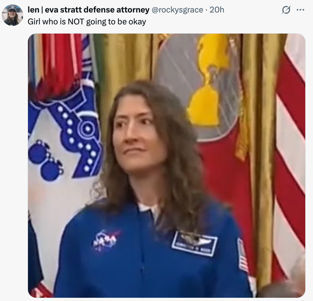 En person i NASA-drakt står med flagg i bakgrunnen, uttrykket rolig. Bildetekst antyder forventning eller bekymring
