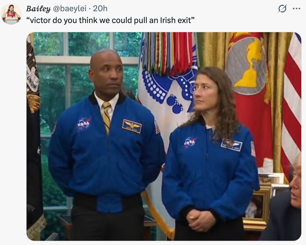 To astronauter i blå NASA-jakker i offisielle omgivelser, undertekst med et humoristisk spørsmål om å gjøre en