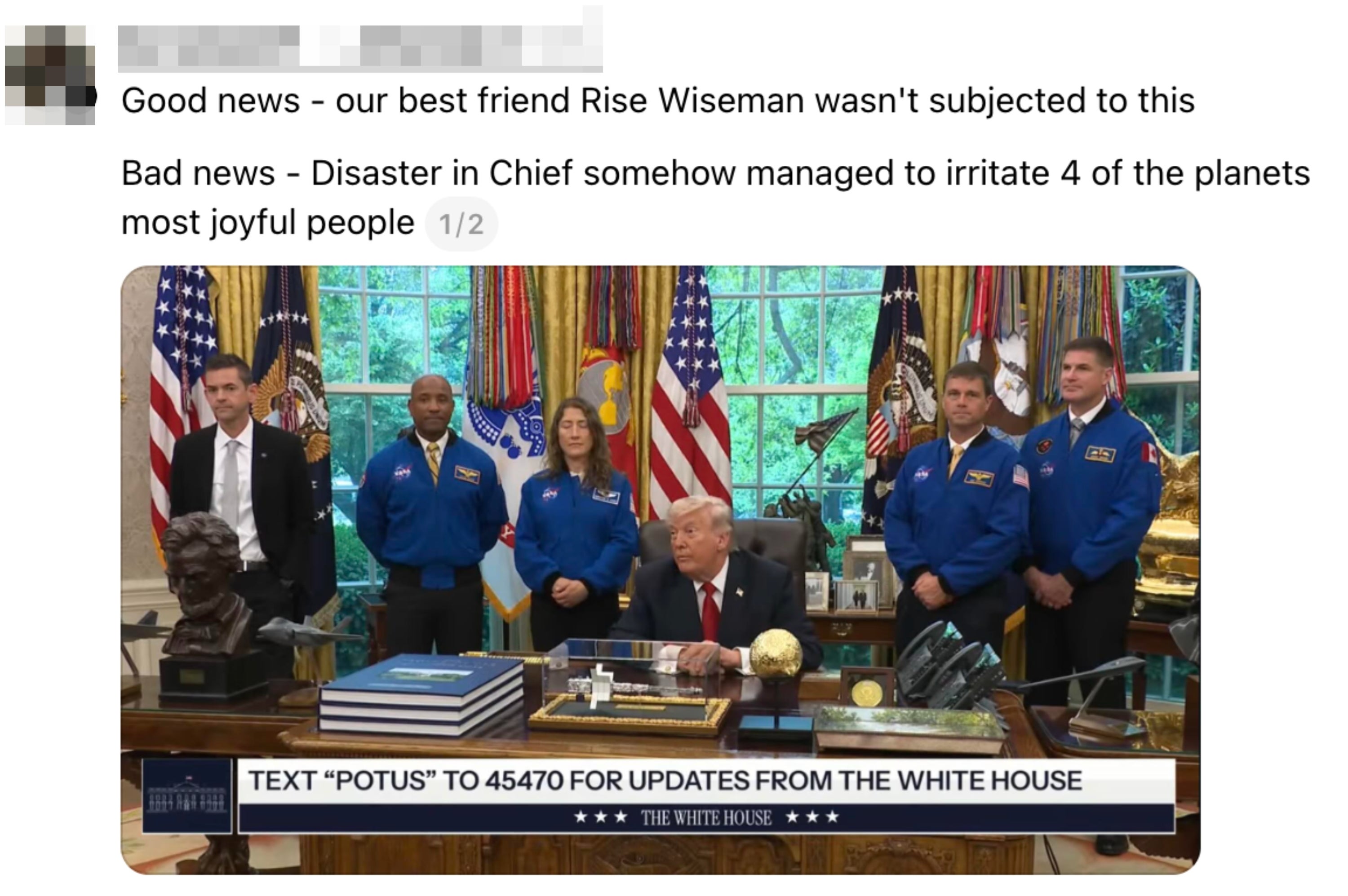 En gruppe mennesker i astronautuniformer står rundt en sittende tjenestemann i Det ovale kontor. Sosiale medier legger ut humoristiske kommentarer til scenen