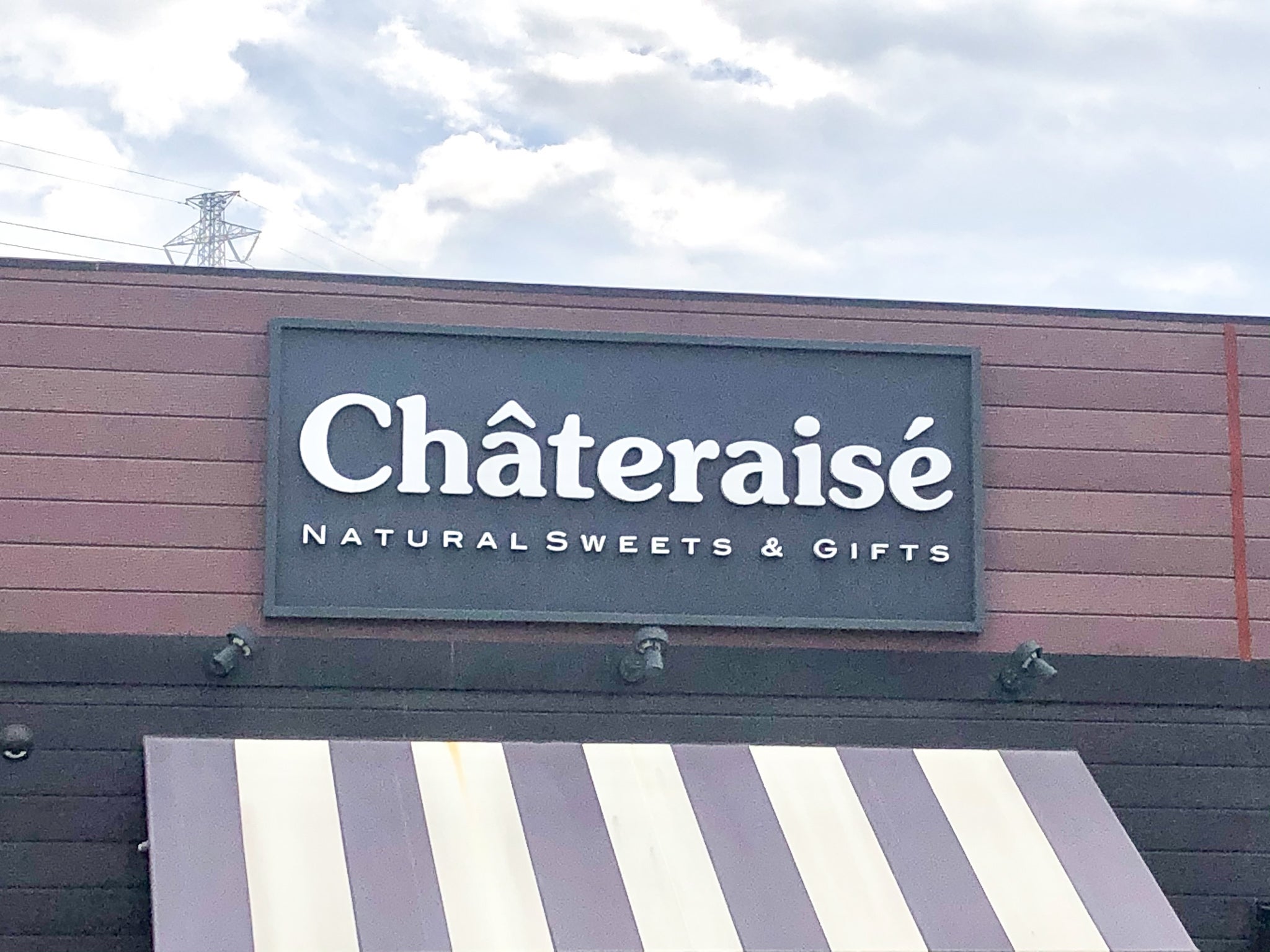 「Châteraisé」の店舗外観。看板には「NATURAL SWEETS & GIFTS」と表記されています。