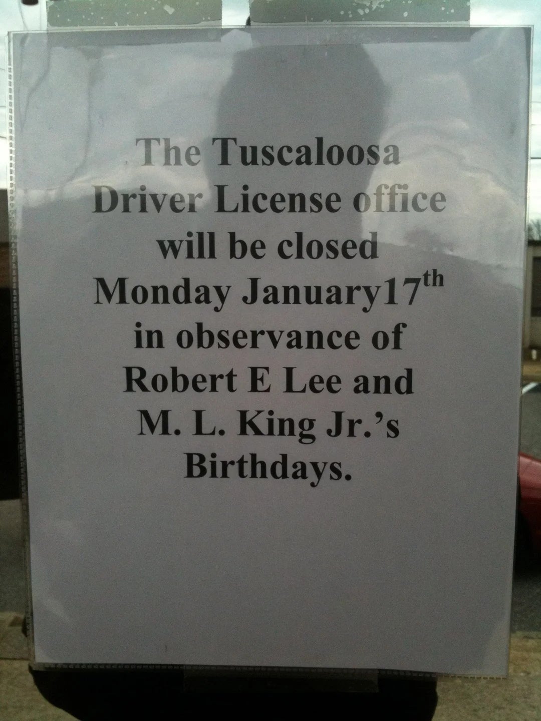 Sign astatine  the Tuscaloosa Driver License bureau   stating closure connected  Monday, January 17th, for Robert E. Lee and Martin Luther King Jr.'s birthdays