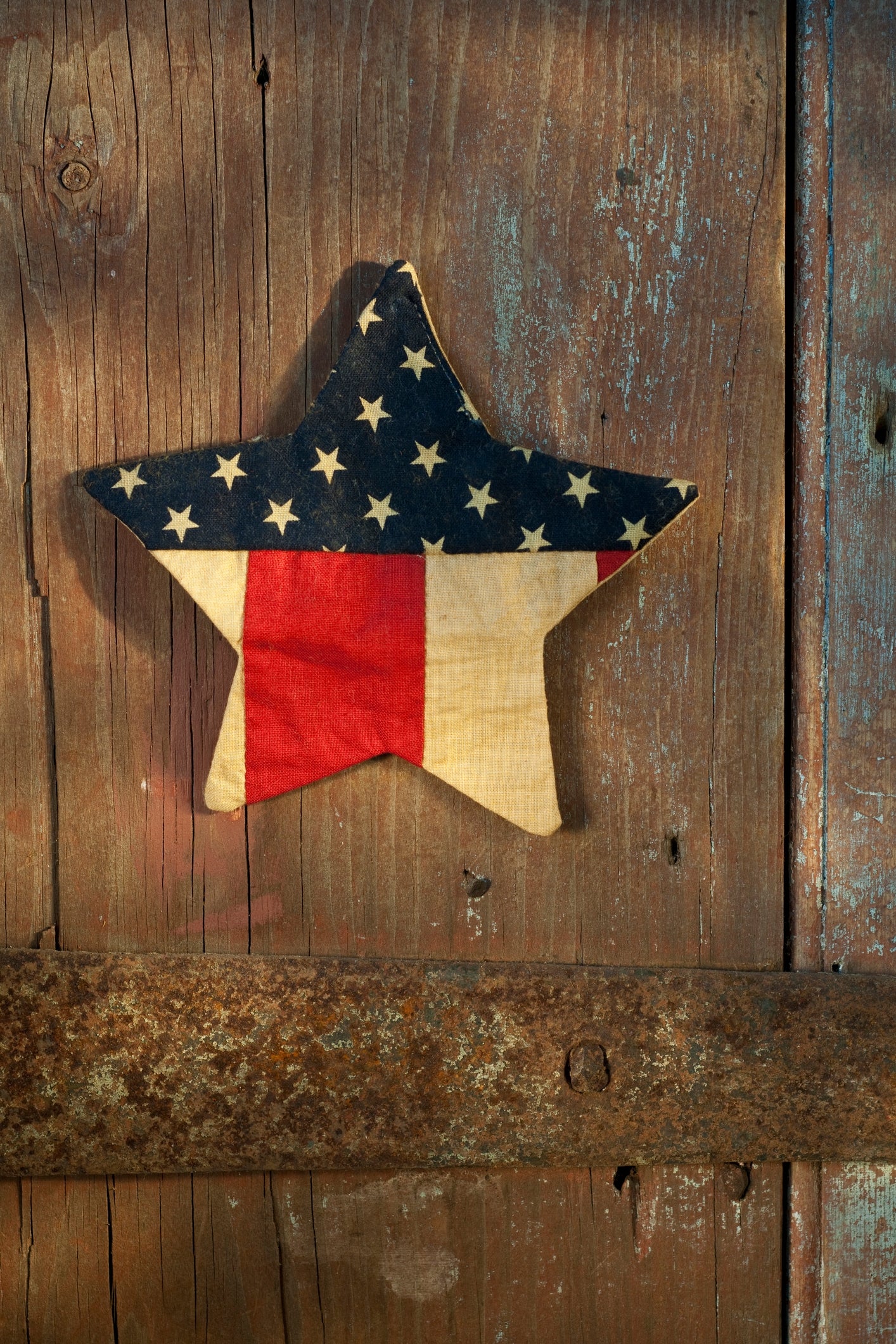Star-shaped cloth  with an American emblem  plan  hangs connected  woody  planks