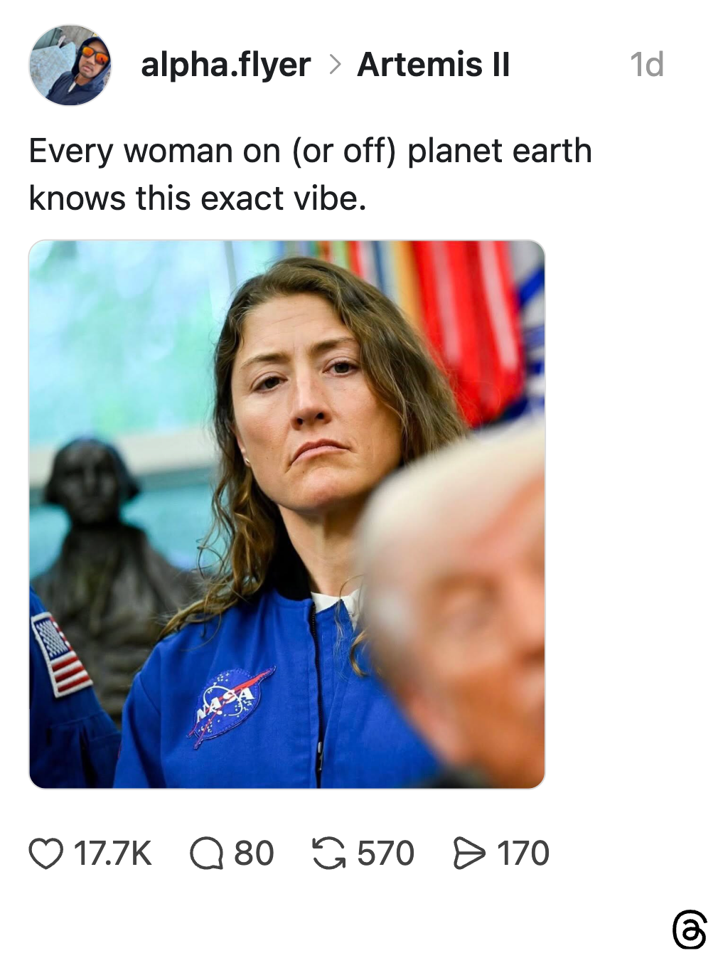En kvinne i en NASA jumpsuit ser alvorlig ut. Bildetekst: "Hver kvinne på (eller utenfor) planeten jorden kjenner denne eksakte stemningen."