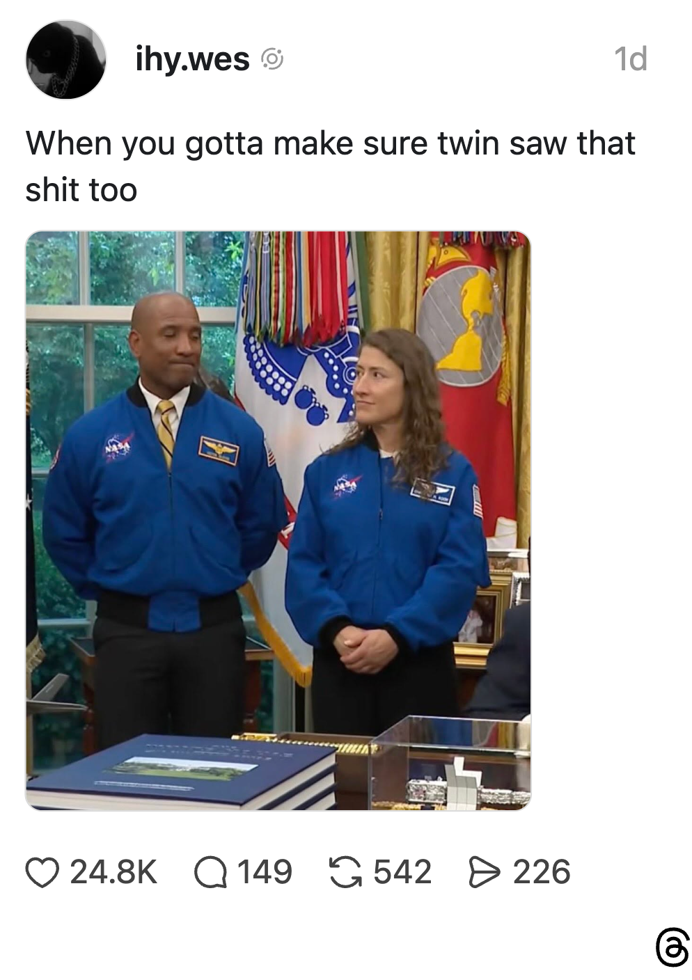 To personer i blå NASA jumpsuits står i et offisielt utseende rom. Tekst: "Når du må sørge for at tvilling så det også."