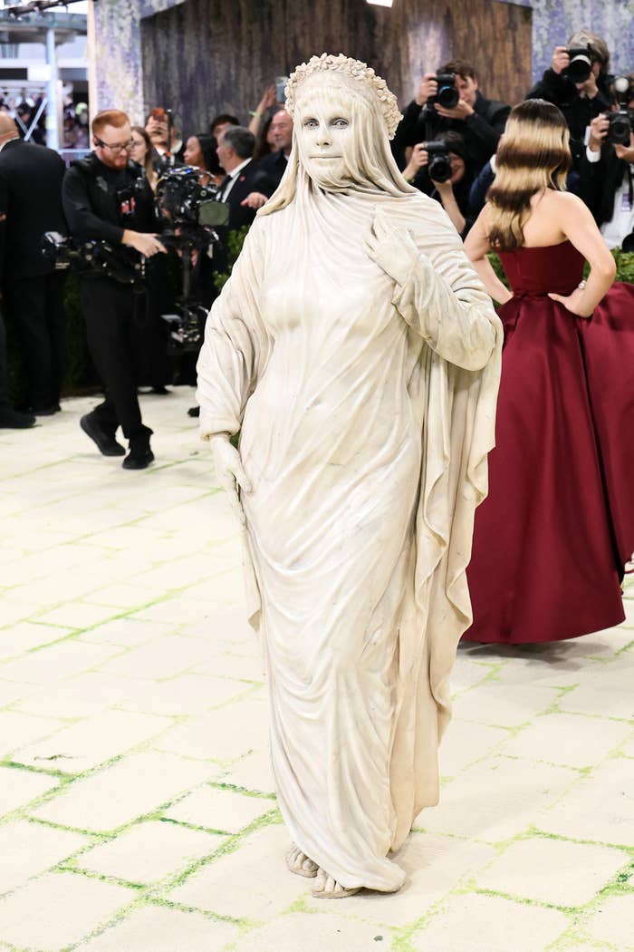 Heidi Klum Menjelma Patung Hidup di Met Gala 2026, Busana Spektakuler Curi Perhatian — image 6