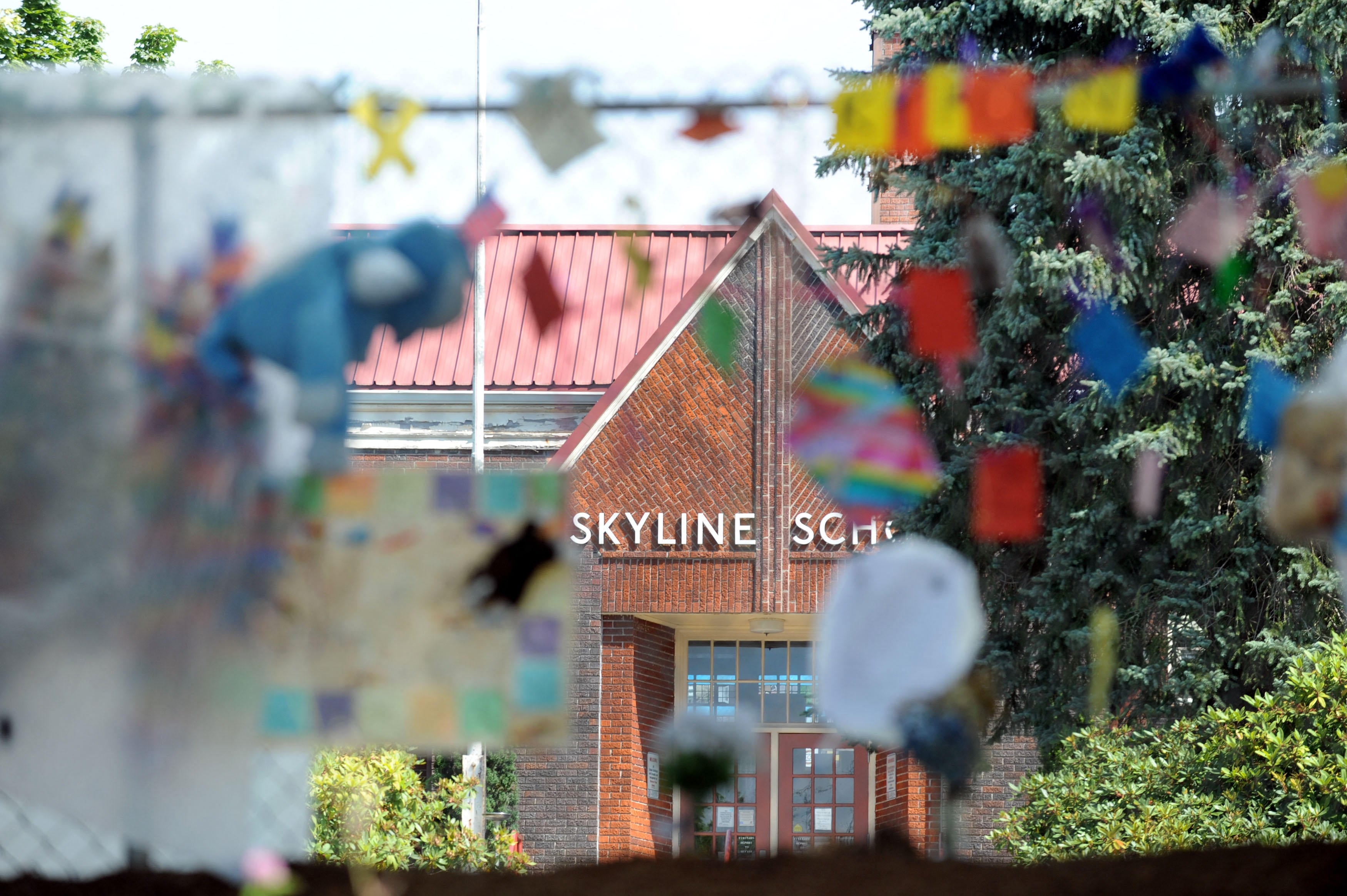Bildet viser inngangen til Skyline School med barnas kunstverk hengende på et gjerde i forgrunnen