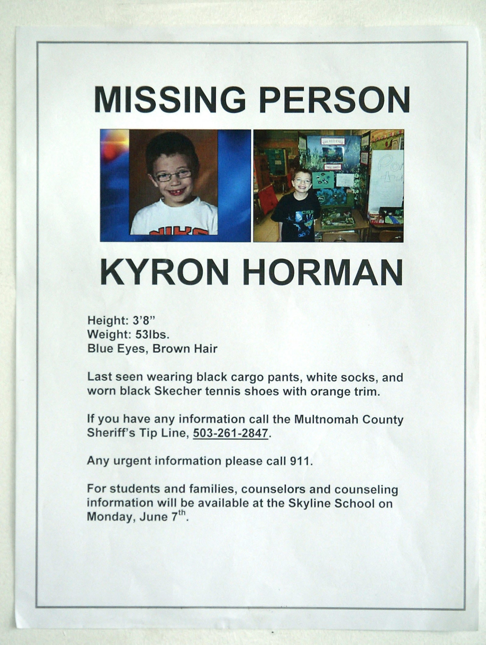 Savnet person flyer for Kyron Horman, sist sett iført cargobukser, hvite sokker, svarte sko. For tips, kontakt Multnomah County Sheriff's Office