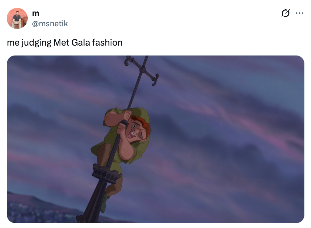 Tokoh kartun dengan humor menilai fesyen sambil bergelantungan di tiang, sebagai parodi kritik fesyen Met Gala