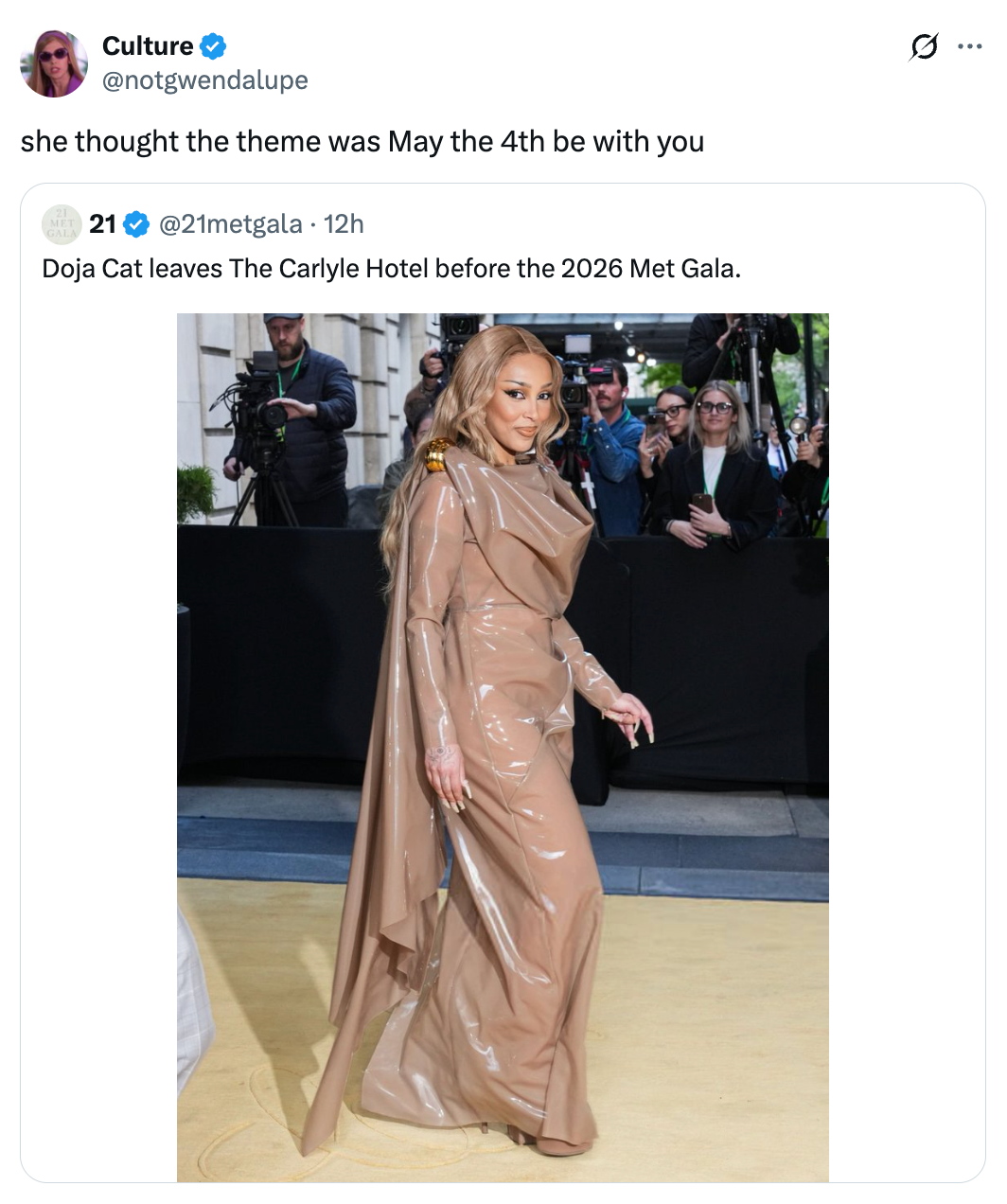 Doja Cat dalam gaun krem ​​​​yang mencolok dan futuristik, berjalan melewati fotografer di luar The Carlyle Hotel sebelum Met Gala 2026