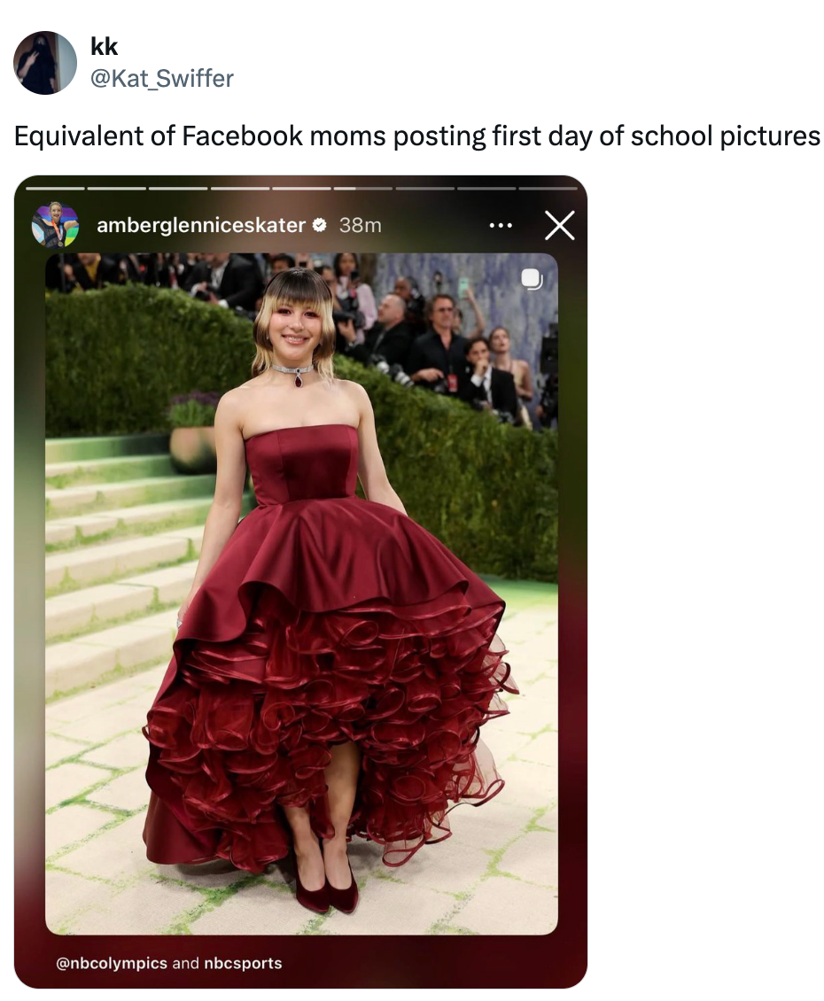 Orang dengan gaun strapless elegan dengan ujung berkerut di karpet merah, tersenyum. Tweet di atas membandingkannya dengan postingan foto sekolah oleh para ibu
