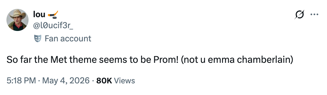 Tweet oleh pengguna bercanda bahwa tema Met Gala menyerupai Prom. Sebutkan Emma Chamberlain