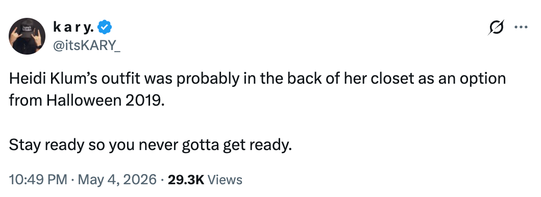 Tweet bercanda tentang pakaian Heidi Klum yang merupakan sisa kostum Halloween. Mengingatkan untuk selalu bersiap
