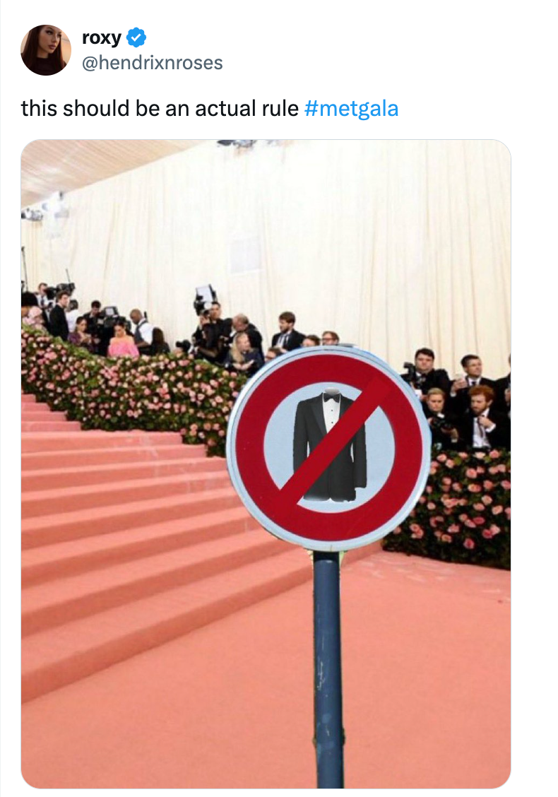 Karpet merah dengan peserta dan tanda jalan tanpa tuksedo yang lucu. Tweet menyarankan aturan aturan berpakaian baru untuk #metgala