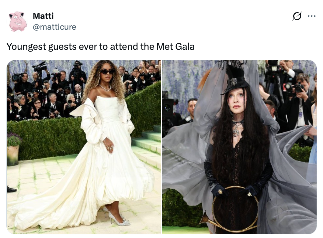 Dua gadis muda mengenakan pakaian Met Gala yang bergaya; satu dalam gaun putih, yang lain dalam ansambel dan topi gelap yang rumit, menghadiri acara tersebut