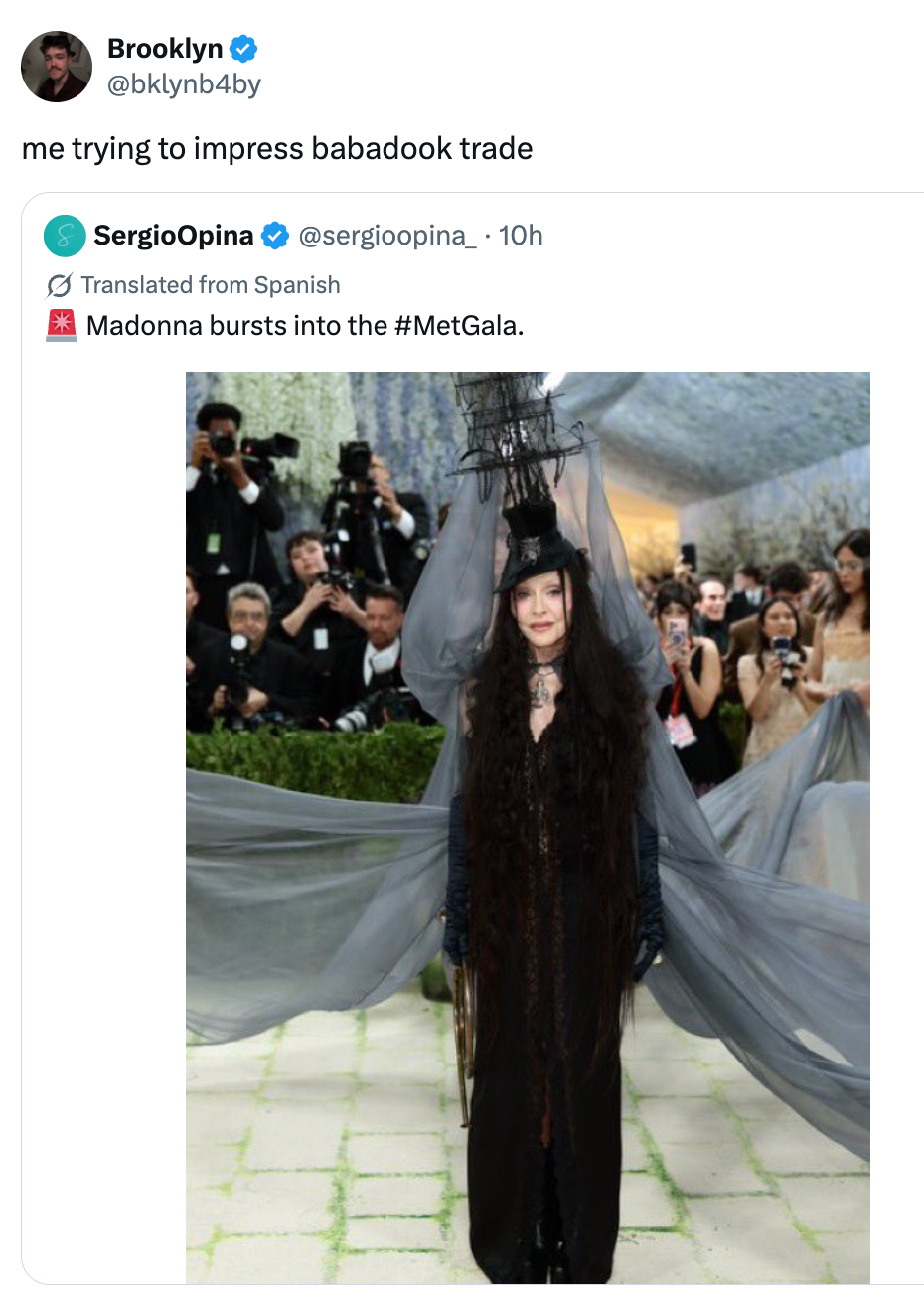 Seseorang dengan lucu membandingkan dirinya dengan Madonna, yang mengenakan pakaian hitam rumit dengan kerudung di Met Gala